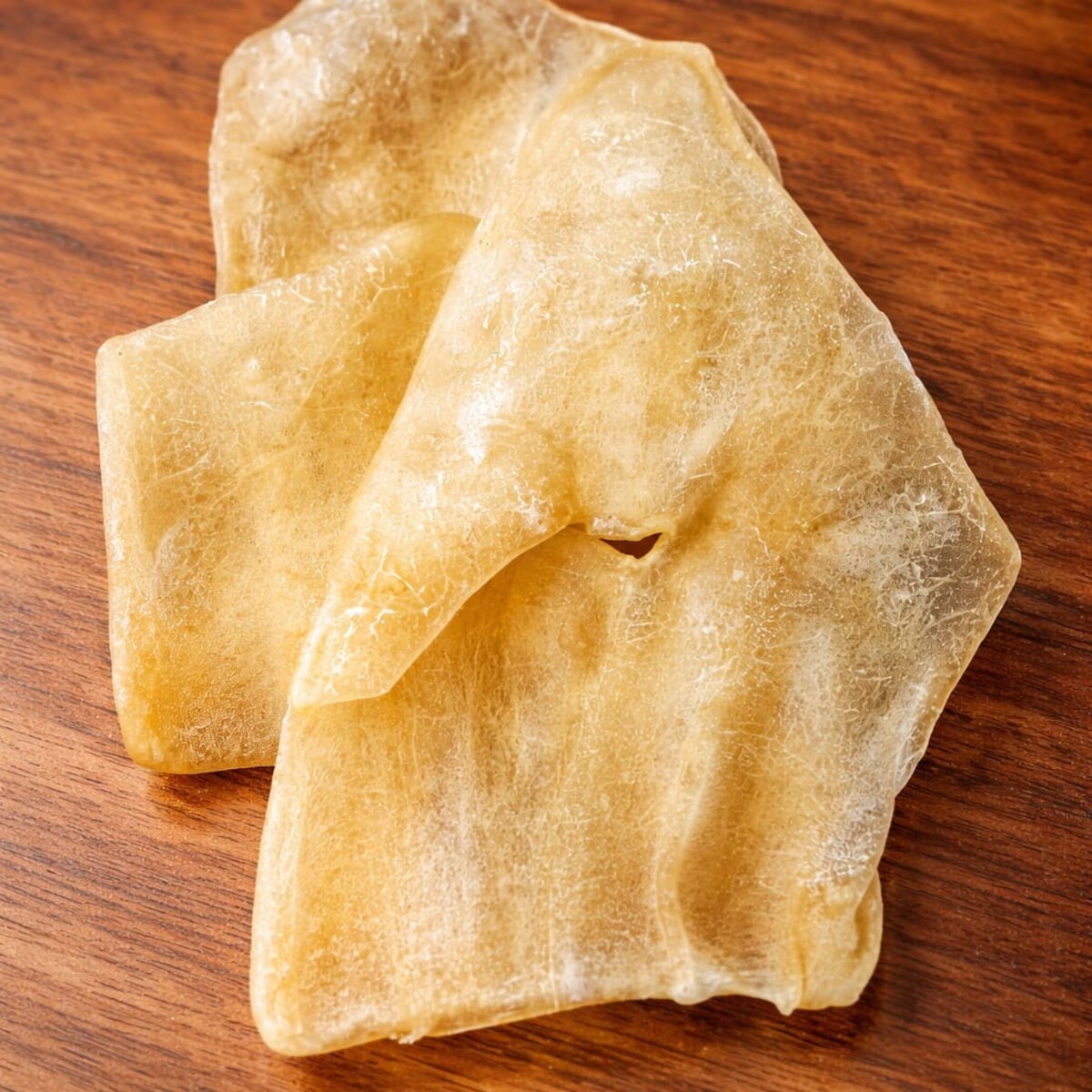 Orejas de cerdo deshidratadas sobre una tabla de madera